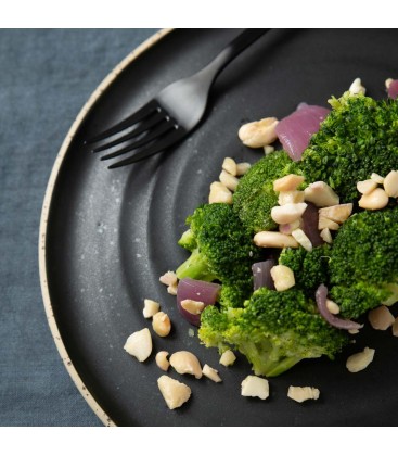 Brócoli salteado con cebolla roja y almendras