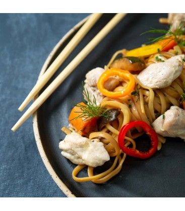 Tallarines chinos con verduras y pollo