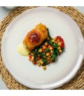 Muslo relleno con ensalada de piquillo