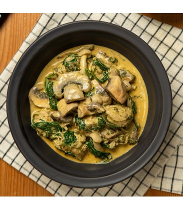 Pollo salteado con espinacas, champiñones y pesto