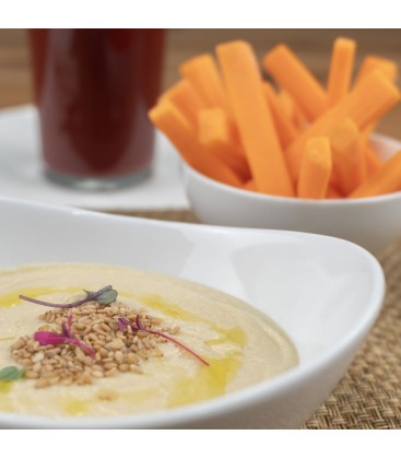Hummus clásico con bastones de zanahoria
