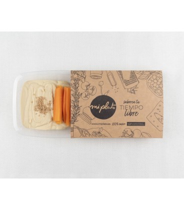 Hummus clásico con bastones de zanahoria